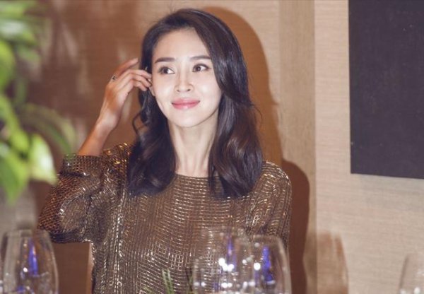 转头：“嫁给粗鄙东谈主”的6位女星，不嫁朱门，个个都选拔嫁给爱情