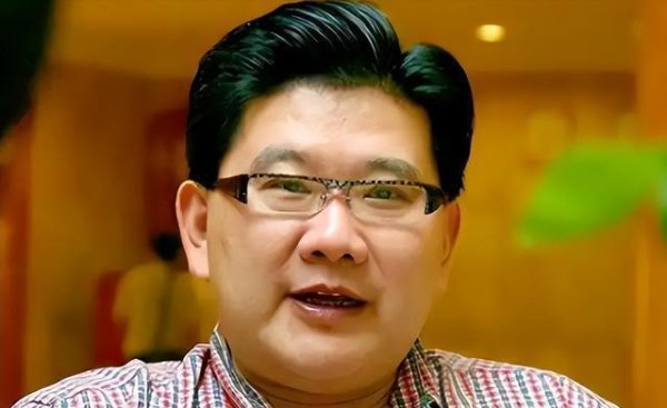 文娱圈“嘴炮王”曹可凡，抢C位引争议，网友称其“套路深”