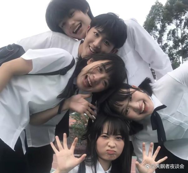 我爱校草，校草爱校花，校花爱校霸，校霸爱我，校花：那沿途经吧