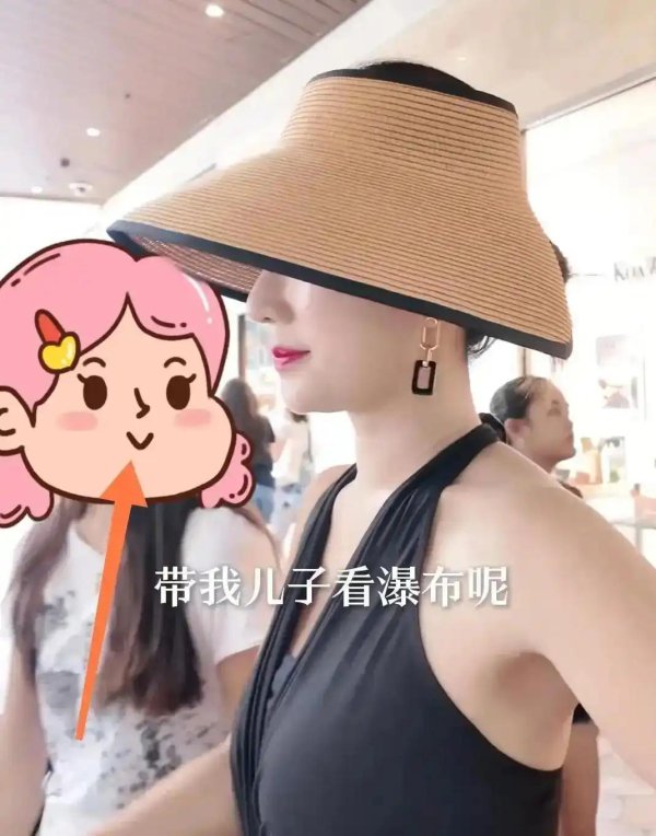 李念带仨萌娃逛集市，小腹凸起疑怀四胎，13岁大女儿瘦高抢镜