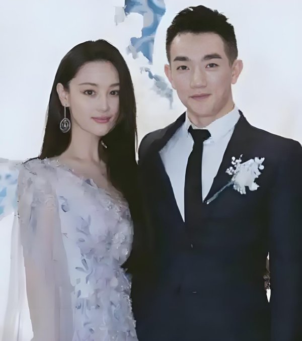 张馨予广州豪宅里面情况流出，丈夫客厅健身逗猫，37岁腱子肉引护理！