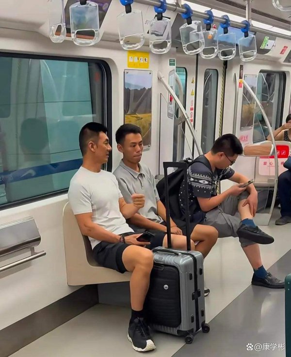 55岁强人任天野低调坐地铁，身体逆天堪比小鲜肉，引路东谈主热议